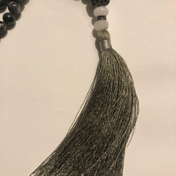 🎊NWOT GREY-GREEN STONE BEADED NECKLACE!💕 🎉 - Picture 3 of 3